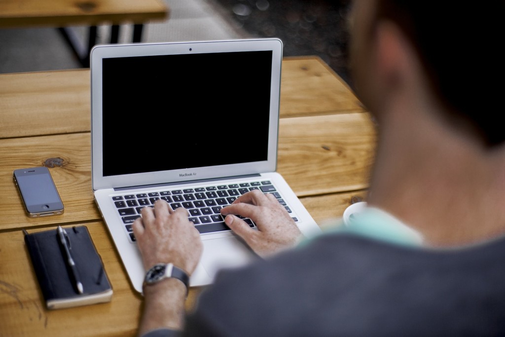 Student beim Arbeiten an seinem Laptop während seines Fernstudiums