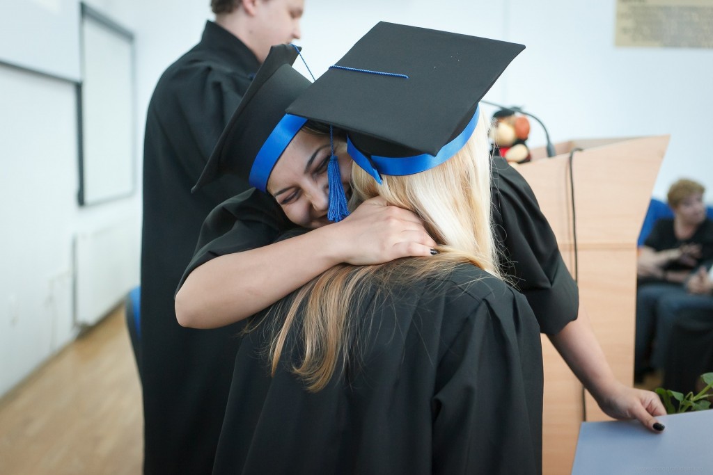 Studentinnen freuen sich über ihren Fernstudium BWL-Abschluss